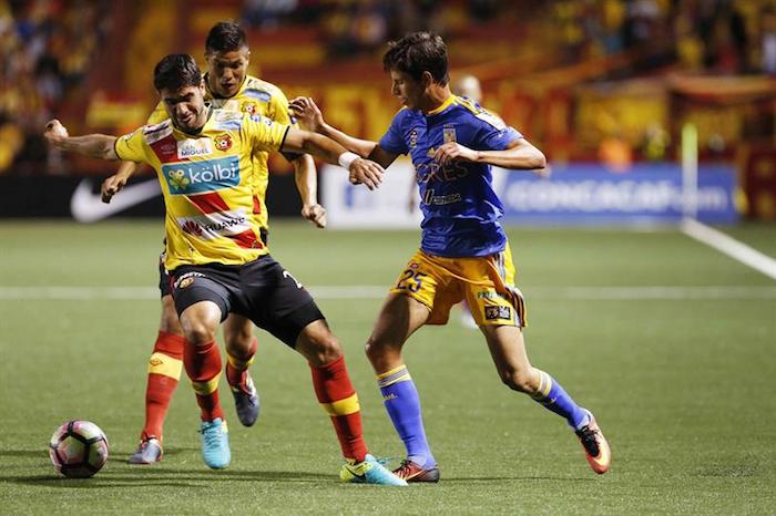 Los Jugadores Esteban Granados i Y Pablo Salazar c De Herediano De Costa Rica Disputan El Balón Con Jürgen Damm d Tigres De México Foto Efe