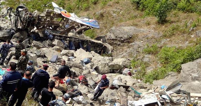 Miembros De Los Servicios De Emergencia En El Lugar Donde Se Estrelló Un Autobús En Nepal En Un Accidente Similar El Año Pasado Foto Efearchivo