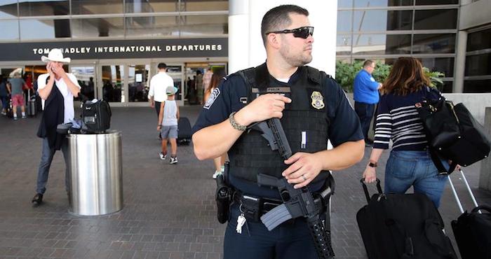 Un Agente De Aduanas Vigila La Terminal Internacional Del Aeropuerto Lax De Los Ángeles California Estados Unidos Foto Efearchivo