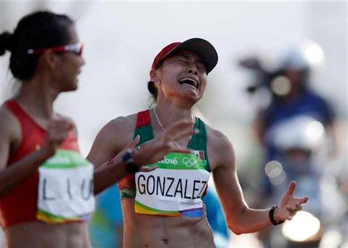 La marchista estuvo a punto de conseguir el oro para México, pero terminó en segunda posición en la prueba de Marcha en la categoría femenil de 20 kilómetros. Foto: AP