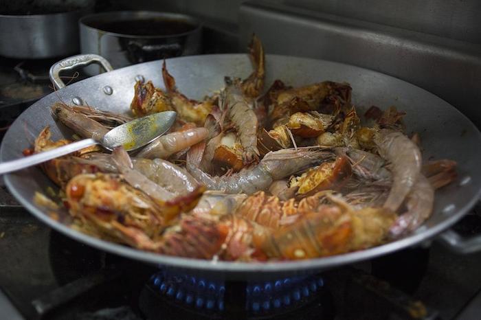 Un caldo de camarón en El León de Oro. Foto: Mauricio Castillo