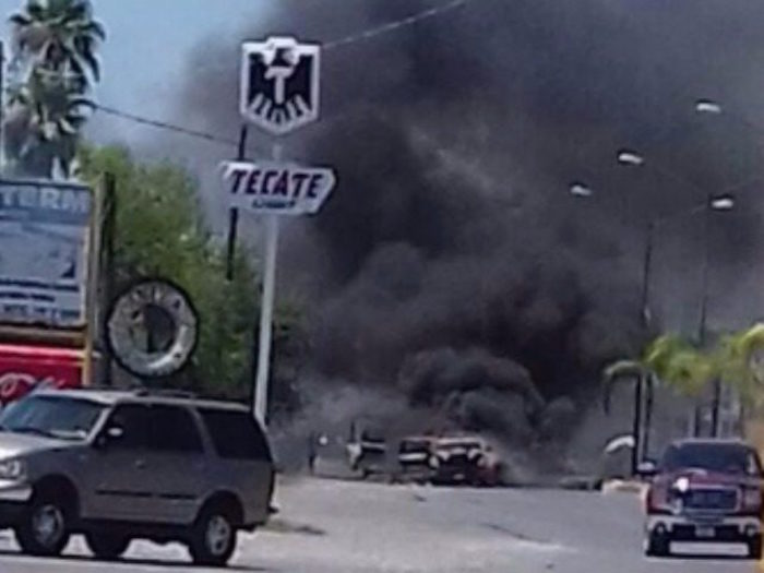 Integrantes de un grupo criminal en Tamaulipas prendieron fuego a una pipa de gas para bloquear el paso a policías. Foto: Breitbart Texas.