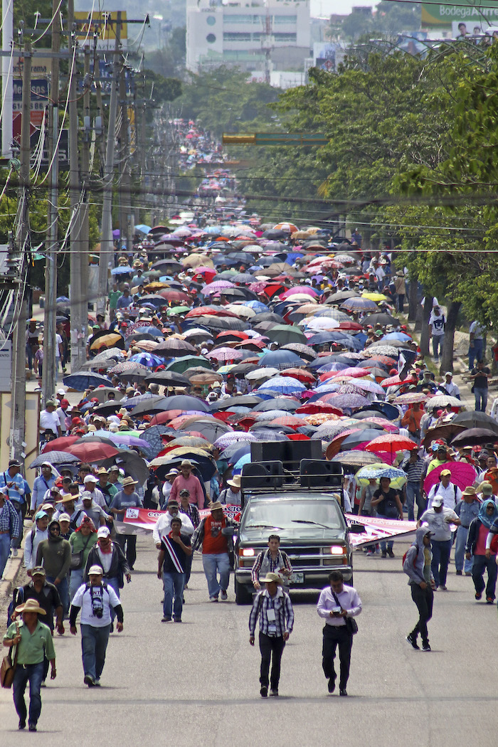 TUXTLA GUTIÉRREZ, CHIAPAS, 02AGOSTO2016.- Maestros pertenecientes a la Coordinadora Nacional de Trabajadores de la Educación (CNTE) detuvieron a dos presuntos "infiltrados" durante la mega marcha que realizaban en la ciudad. Los profesores continúan con su lucha por la abrogación de la Reforma Educativa. FOTO: JESÚS GARCÍA /CUARTOSCURO.COM