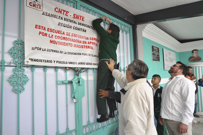 Niños Y Padres De Familia Retiran Lonas Que Maestros De La Cnte Colocaron En Las Escuelas Para Impedir El Regreso a Clases Foto Cuartoscuro