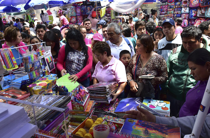 Con El Salario Mínimo Actual Los Cuadernos Con Portada De Alguna Caricatura Se Vuelven Poco Accesibles Al Costar Casi Pesos Lo Mismo Que Un Estuche Para Guardar Los Lápices Y Los Colores Foto Cuartoscuro