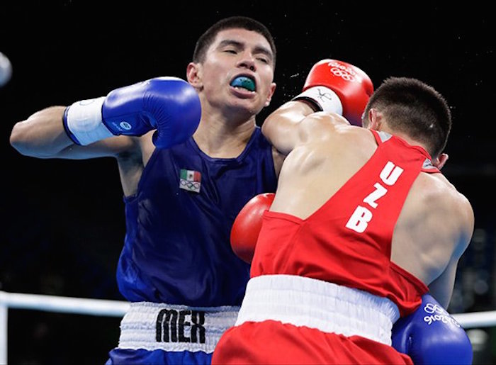 Joselito Velázquez durante su pelea frente al boxeador uzbeko, Hasanboy Dusmatov. Foto: AP. 