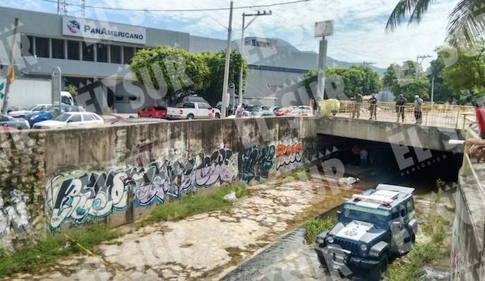 Agentes De La Policía Federal Acordonaron La Zona Y En El Canal Encontraron Un Costal Blanco Con Partes Del Cuerpo Desmembrado De Una Presunta Mujer Foto El Sur Carlos Moreno