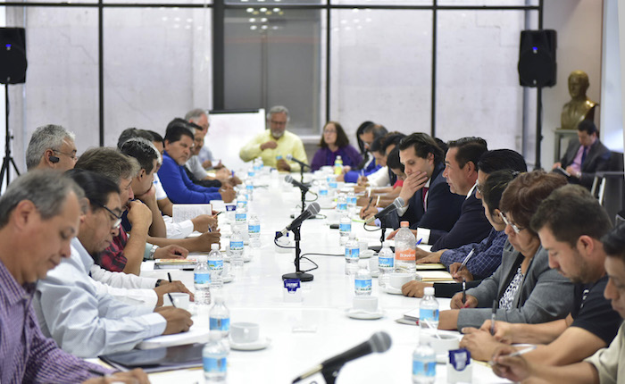 El Subsecretario de Gobierno de esta dependencia, Luis Enrique Miranda Nava, se reunió con los integrantes de la Coordinadora Nacional de Trabajadores de la Educación durante una mesa de trabajo. Foto: Cuartoscuro.