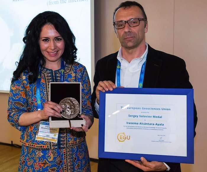 La Doctora Alcántara Se Convirtió En La Primera Mujer Y La Primera Latinoamericana En Recibir El Reconocimiento Del Organismo Científico Foto Agencia Informativa Conacyt