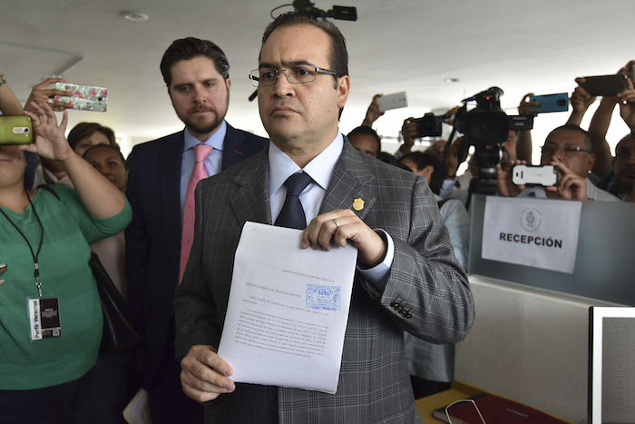 Xalapa Veracruz agosto El Gobernador Javier Duarte De Ochoa Acudió a La Fiscalía General Del Estado Para Ampliar La Denunciar Interpuesta En Contra Del Gobernador Electo Miguel Angel Yunes Linares Asimismo Declaró Que No Ayudará a Aruro Bermudez Zurita Ahora Ex Secretario De Seguridad Pública Tras Su Renuncia yo No Voy a Ayudarle Que Se Defienda Solo Foto Karlo Reyes cuartoscurocom