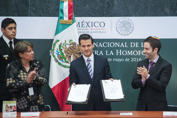 Enrique Peña Nieto Presidente De México Firmó La Iniciativa En El Día Nacional De La Lucha Contra La Homofobia Foto Cuartoscuro