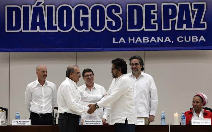 El jefe de la delegación de paz del Gobierno colombiano, Humberto de la Calle (c-i), y el segundo jefe de las FARC y líder de los delegados de esta guerrilla, Luciano Marín (c-d), alias "Iván Márquez”, se saludan frente al canciller cubano, Bruno Rodriguez (c), y a los garantes del proceso, Rodolfo Benitez (d) de Cuba y Dag Nylander (i) de Noruega, en La Habana, Cuba. Foto: EFE