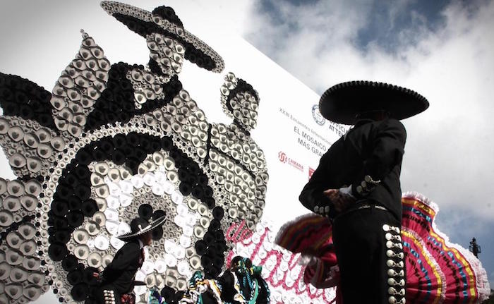 Los Sombreros De Charro De Colores Negro Gris Y Blanco Fueron Colocados Durante Varios Días En Un Mural De Metros De Altura Para Formar La Figura De Dos Personas Vestidas Con Trajes Típicos Mexicanos Unidas Por Un Gran Sombrero De Charro Foto Xinhua