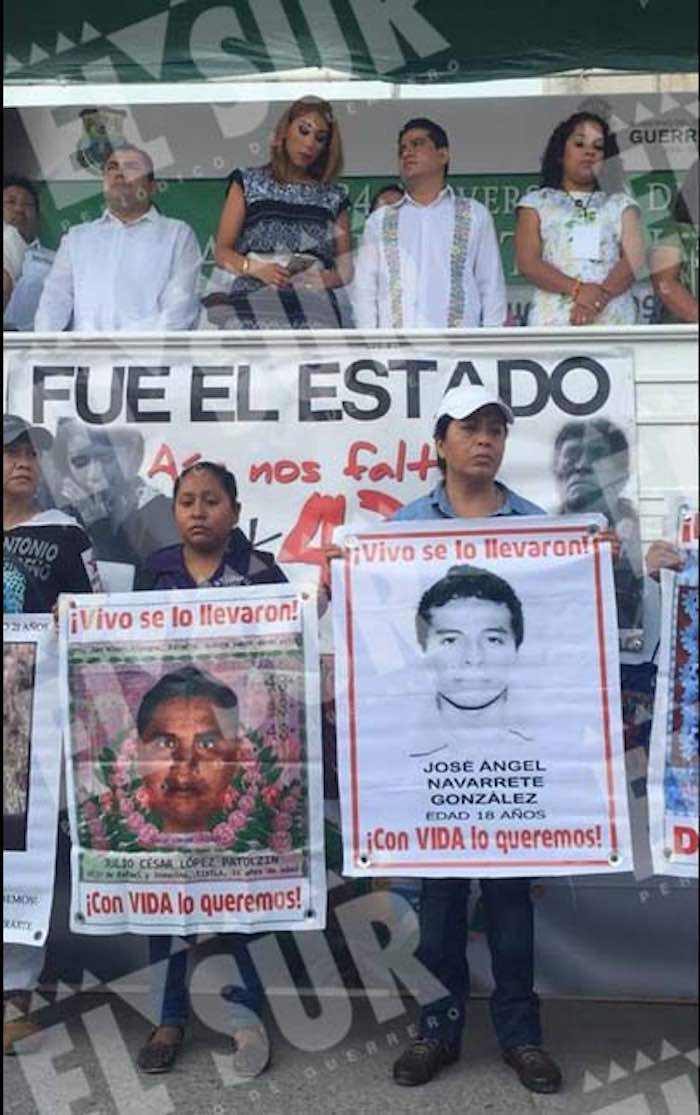 Miles De Personas Encabezadas Por Los Padres De Los Normalistas Marcharon En Tixtla Foto El Sur