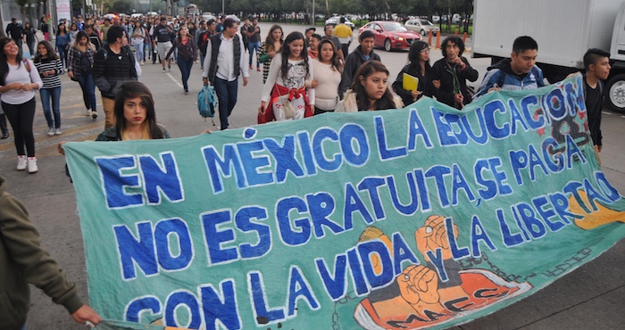 integrantes del Movimiento de Aspirantes Excluidos de la Educación Superior (MAES) organizaron una marcha de la estación del metro Velódromo con rumbo a las oficinas alternas de la Secretaría de Educación Pública (SEP), ubicadas en la colonia Granjas México. Foto: Cuartoscuro