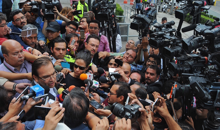 El mandatario veracruzano al salir de las instalaciones de la Seido. Foto: Cuartoscuro