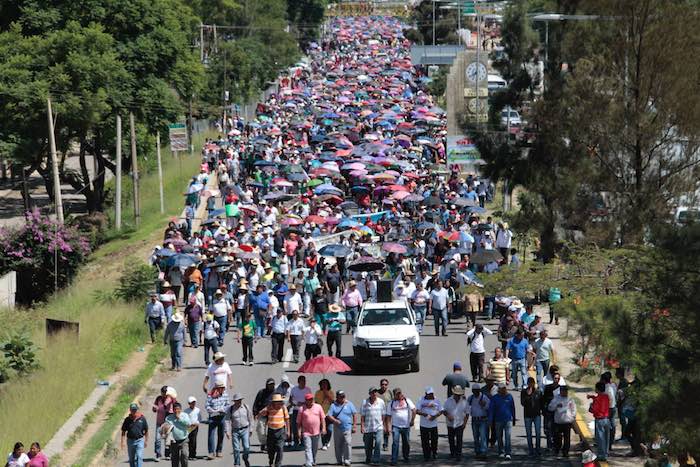 El pasado viernes, a dos meses del enfrentamiento en Nochixtlán, cientos de maestros y pobladores marcharon en Oaxaca para exigir justicia. Foto: Cuartoscuro