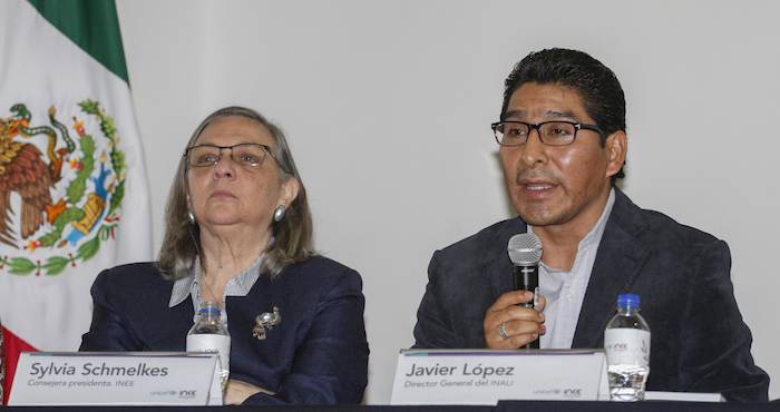 En la imagen, Schmelkes, presidente del INEE, y Javier López, director del INALI, durante la presentación del estudio "Panorama educativo de la población indígena 2015". Foto: Isaac Esquivel, Cuartoscuro.