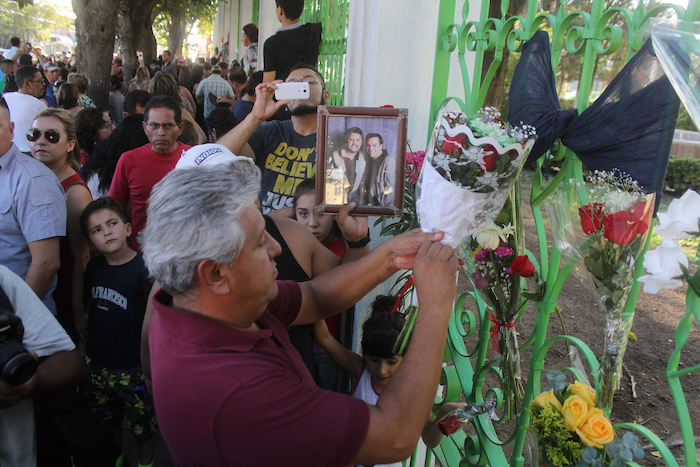 Personas reunidas fuera de la casa de Juan Gabriel en Ciudad Juárez. Foto: AP.