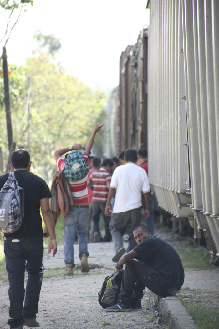 Decenas de migrantes se suben a la "bestia" en la estación ferroviaria de la cabecera municipal. Foto: Cuartoscuro