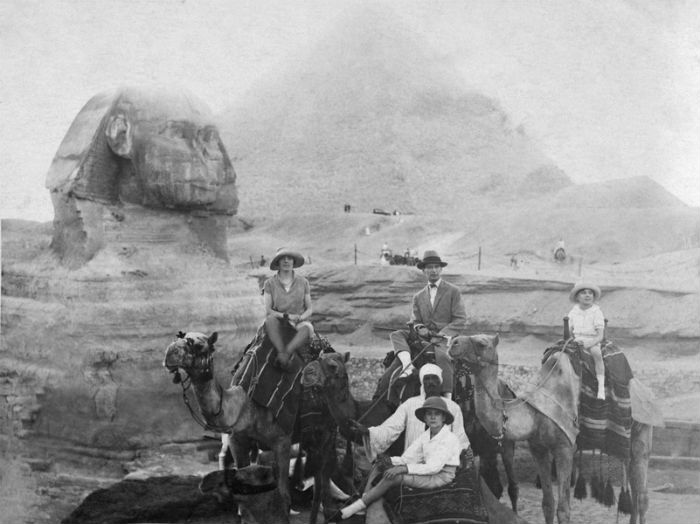 Fotografía Que Marga Envió En a Su Madre Tomada Durante Una Visita Turística a Las Pirámides La Familia Al Completo Posa Frente a La Esfinge De Giza Archivo Personal De Jacques D´andurain