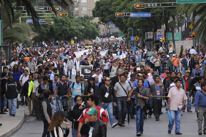 Ayer por la tarde, Integrantes de la CNTE, marcharon del zócalo de la Ciudad de México al cruce de las avenidas Juarez y Bucareli, al lugar conocido como el "Antimonumento" para exigir al gobierno federal la abrogación de la Reforma Educativa. Foto: Cuartoscuro 