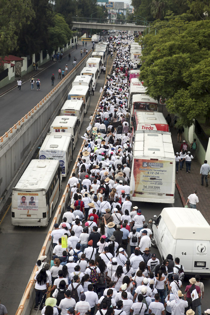 Miles De Estudiantes Transportistas Católicos Activistas Sociales Y De Organizaciones Opositoras Al Gobernador De Morelos Marcharon Este Día Desde Tres Puntos De La Capital Y De Las Ciudades De Jojutla Y Cuautla Para Exigir Que Graco Ramírez Abreu Renuncie Y Sea Sometido a Juicio Foto Cuartoscuro