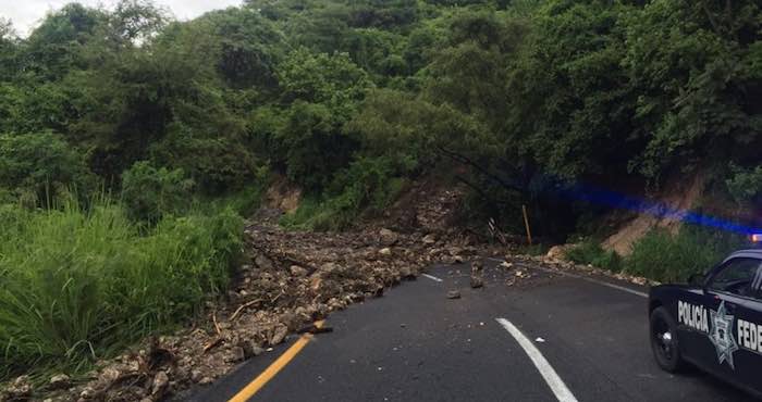 Un Deslave En La Carretera Federal Cuernavaca cuautlixco Ocasionó El Cierre De La Vialidad Foto Twitter ‏policiafedmx