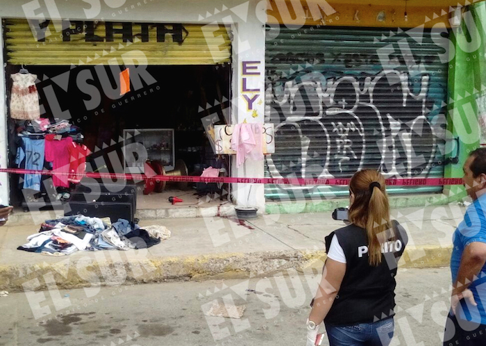 Una mujer fue ejecutada este domingo dentro de un local comercial ubicado frente al mercado de la colonia La Laja. Foto: Carlos Alberto Carbajal, El Sur. 