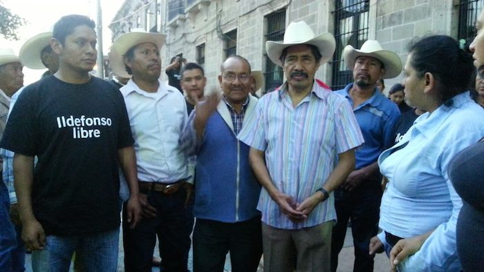 El activista Ildefonso Zamora fue recibido esta tarde por sus familiares afuera de la prisión donde estuvo encarcelado durante 266 días injustamente. Foto: Ivette Lira, SinEmbargo