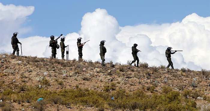 Policías Bolivianos Se Enfrentan Con Mineros De Las Cooperativas Este Jueves De Agosto De En La Localidad De Panduro bolivia Foto Efe