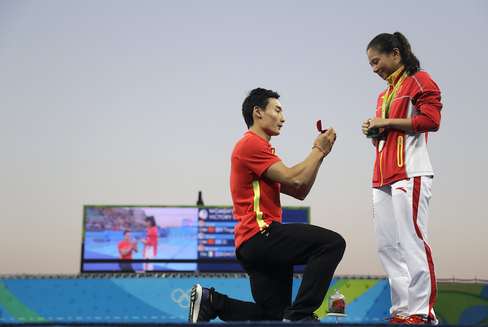 la china He Zi recibió la propuesta de matrimonio de su novio y también clavadista Qin Kai. Foto: AP. 