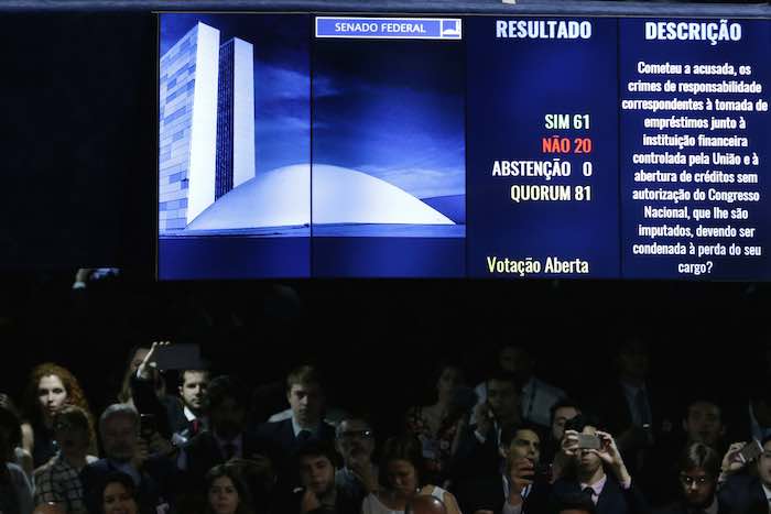 Una pantalla muestra el resultado de la votación en el Senado brasileño a favor de la destitución de la suspendida mandataria Dilma Rousseff en Brasilia, el miércoles 31 de agosto de 2016. Foto: AP