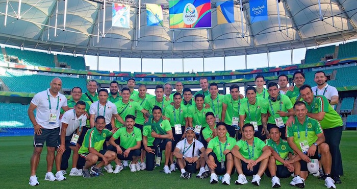 El cuerpo técnico y los jugadores de la selección mexicana posa previo a su debut en la justa olímpica ante Alemania. Foto: Twitter @csalcedojr