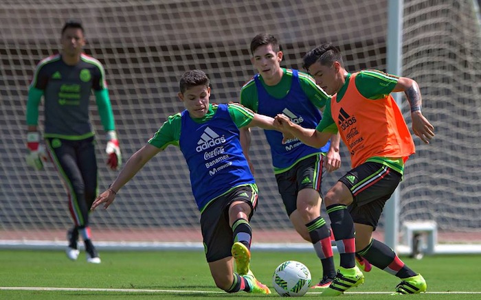 Marco Bueno, Michael Pérez y Alfonso González disputan un balón durante uno de los entrenamientos. Foto: Facebook Selección Nacional de México