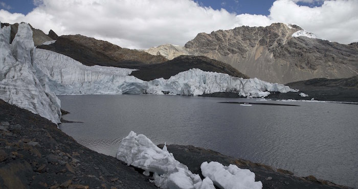 Muestra el retroceso del hielo en el glaciar Pastoruri, en el parque nacional Huascaran, en Perú. Foto: AP