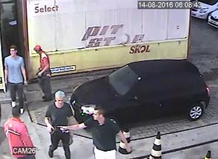 Video de vigilancia, el estadounidense Ryan Lochte, aparece con otros nadadores en una gasolinera, durante los Juegos Olímpicos de Río de Janeiro. Foto: AP