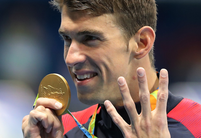 Michael Phelps festeja tras ganar su cuarto oro en los Juegos Olímpicos de Río. Foto: AP