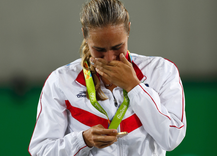 La Puertorriqueña Mónica Puig Llora Al Recibir La Medalla De Oro Del Tenis De Los Juegos Olímpicos Foto Ap