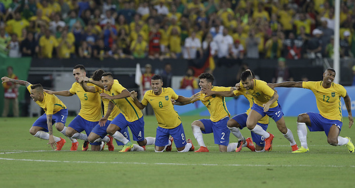 Los Jugadores De La Selección De Brasil Inician Su Celebración Después Que El Astro Neymar Anota El Gol Decisivo En Los Penales En La Final Ante Alemania En El Futbol Olímpico De Hombres En El Estadio Maracaná En Río De Janeiro Brasil Foto Ap