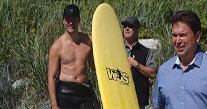 El Primer Ministro Justin Trudeau Fue Fotografiado Cuando Tomaba Un Descanso Después De Haber Surfeado Foto Vía Twitter marnierecker