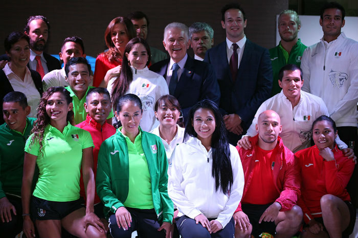 La presentación del uniforme mexicano para Río 2016. En el centro, el actual presidente del COM. Foto: COm