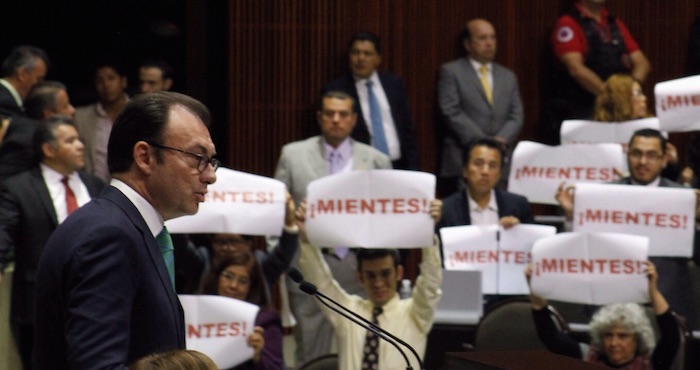 Un grupo de diputados sacó carteles con la leyenda “mientes” mientras Videgaray hablaba ante el pleno. Foto: Francisco Cañedo, SinEmbargo.