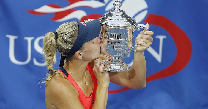 La Alemana Angelique Kerber Celebra Con El Trofeo Después De Derrotar a Karolina Pliskova Durante La Final Del Campeonato De Tennis Foto Efe