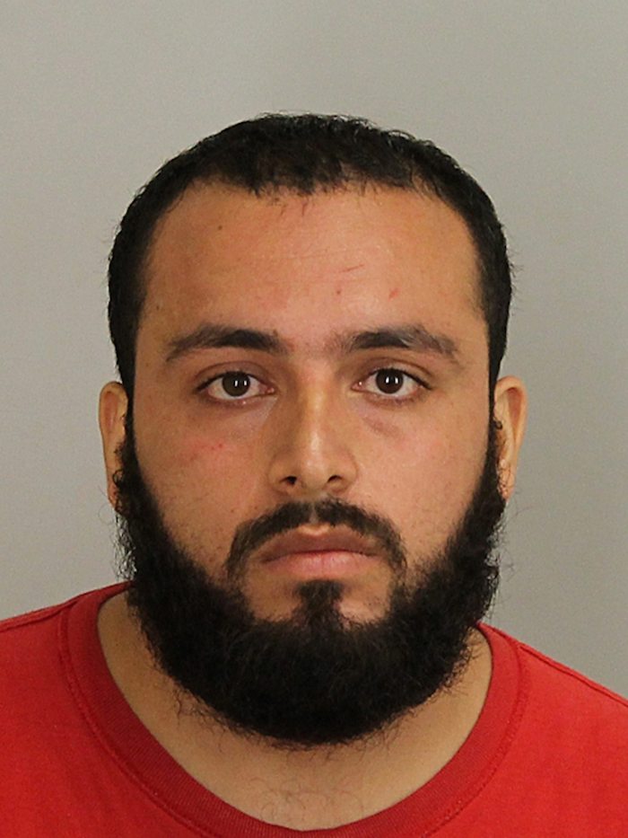 Fotografía facilitada hoy por la Fiscalía de Nueva Jersey que muestra al residente Ahmad Khan Rahami, de 28 años, tras su detención sospechoso de colocar varios artefactos en Nueva York y Nueva Jersey y acusado con cinco cargos de intento de asesinato de un agente de policía por el tiroteo en el que fue capturado. Foto: EFE