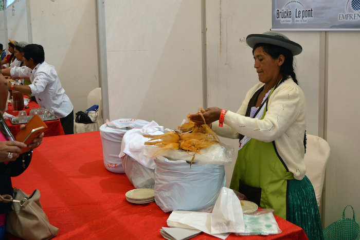 Una Mujer Ofreciendo Productos En La Quinta Edición Del Encuentro Culinario Tambo Foto Efe