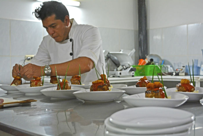 Un Cocinero En La Quinta Edición Del Encuentro Culinario Tambo Celebrado En Tarija Foto Efe