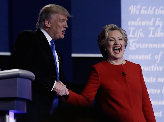 El Candidato Republicano a La Presidencia De Estados Unidos Donald Trump Y Su Rival Demócrata Hillary Clinton Se Dan La Mano Tras Su Primer Debate En La Universidad Hosfra De Hempstead Nueva York Foto Efe