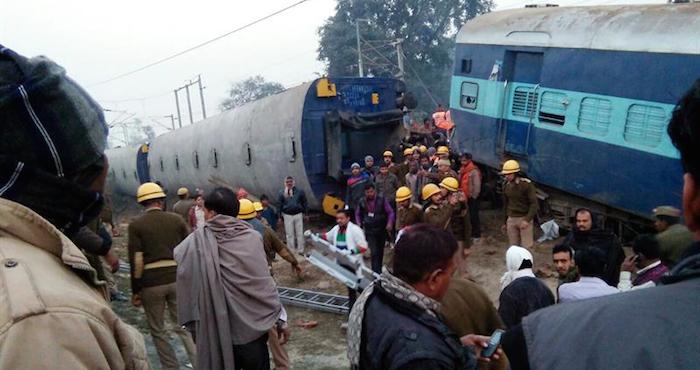 Rescatistas Acuden Al Sitio Del Accidente Donde Un Tren De Aimer sealdah Express Se Descarriló Hoy Miércoles De Diciembre De En Kanpur India Foto Efe