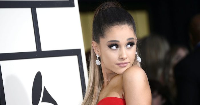 Ariana Grande posa a su llegada a la ceremonia de los últimos premios Grammy. Foto: EFE/Archivo